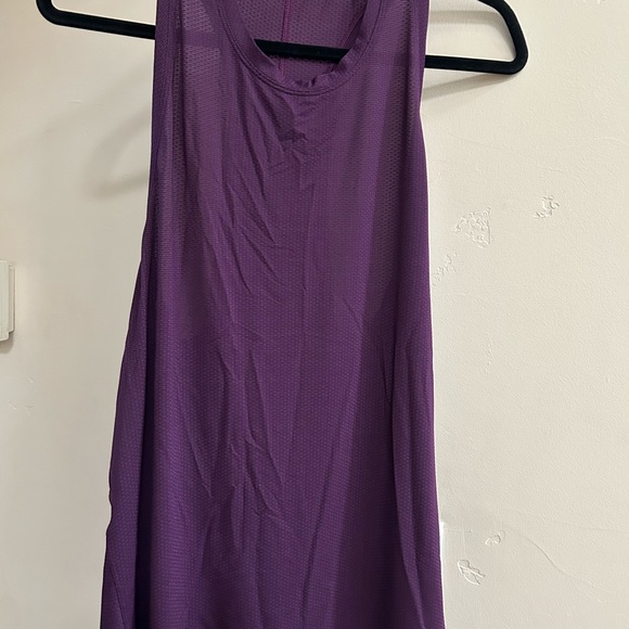 2 lulu tanks. Like new condition, light weight and great for layering. - Picture 3 of 5